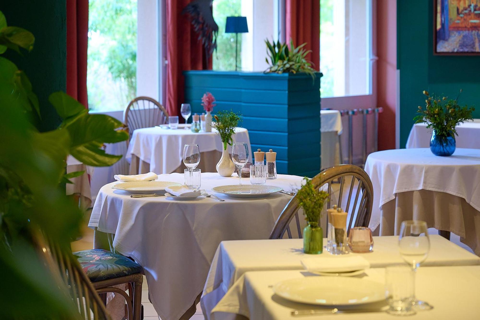 Logis L'Ermitage Hotel & Restaurant Saulges Экстерьер фото
