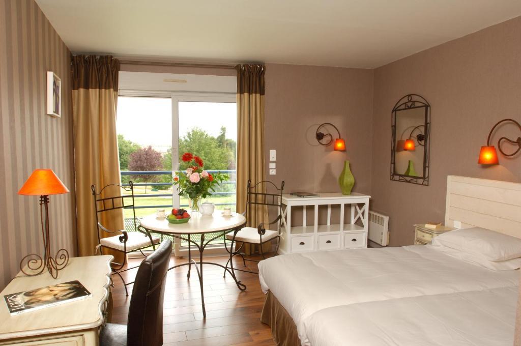 Logis L'Ermitage Hotel & Restaurant Saulges Номер фото