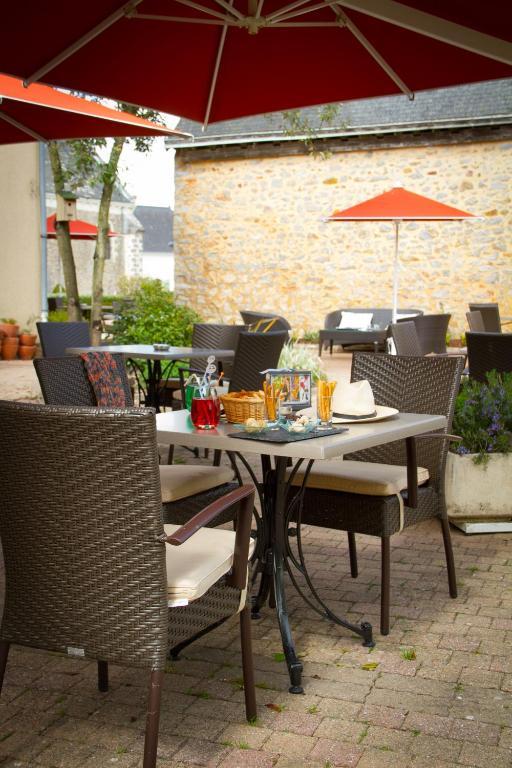 Logis L'Ermitage Hotel & Restaurant Saulges Экстерьер фото