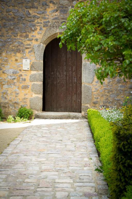 Logis L'Ermitage Hotel & Restaurant Saulges Экстерьер фото